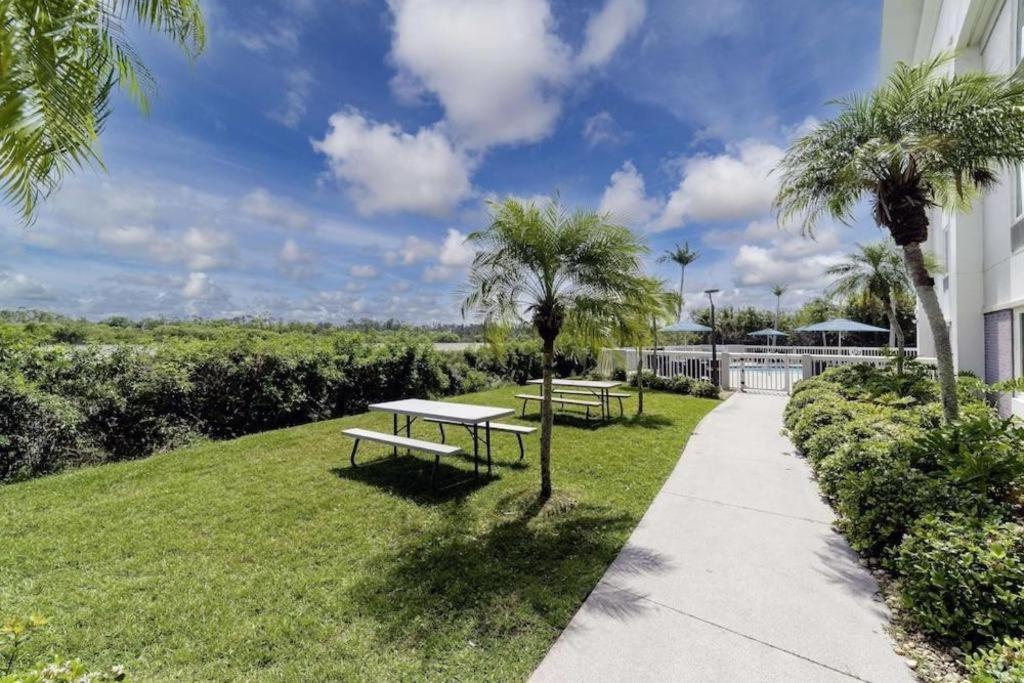 Holiday Inn Express Hotel & Suites Port Charlotte Exterior foto