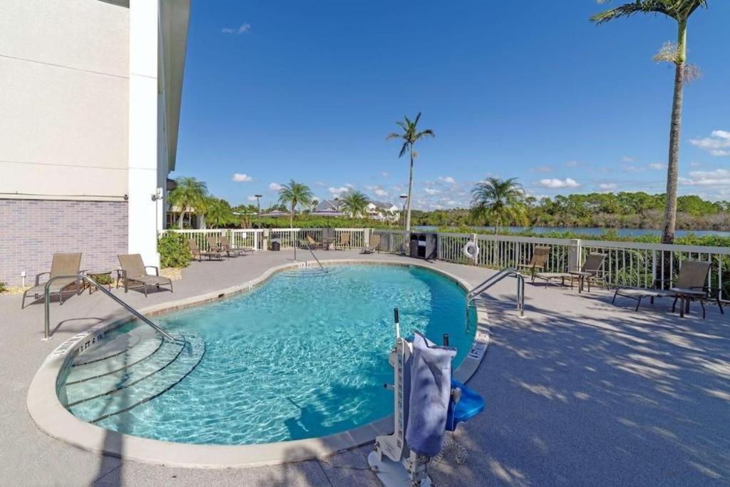 Holiday Inn Express Hotel & Suites Port Charlotte Exterior foto
